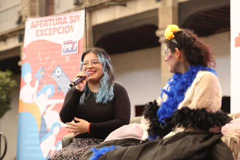Participante del evento de Calaveritas, organizado por el equipo de Estado Abierto del INFOCDMX.