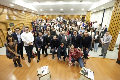Evento en el Auditorio Benito Juárez de la Facultad de Derecho UNAM con especialistas, académicos, congresistas y autoridades reflexionando sobre inteligencia artificial.