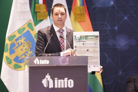 Participante exponiendo durante el evento Escazú 100924 del INFO CDMX.
