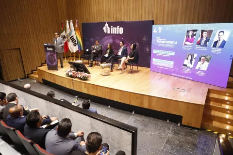 Personas ponentes del Foro Transparencia y Periodismo 2024 del INFO CDMX posan frente al fondo institucional.