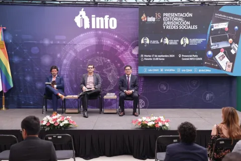 Presentación de obra con propuestas como un decálogo para enfrentar crisis en redes sociales, dirigida a personas funcionarias públicas.
