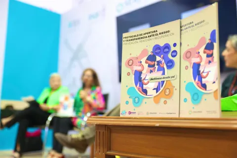 Presentación de obras editoriales del INFO CDMX en la Feria Internacional del Libro de Guadalajara 2024, con participación de comisionadas y comisionado.
