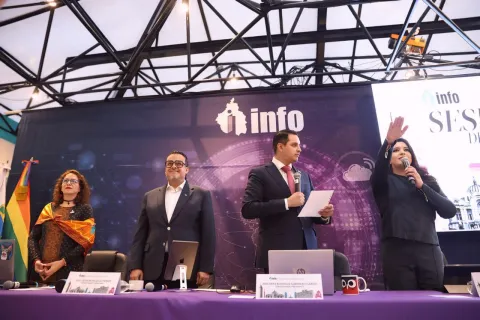 Sesión del INFO CDMX en la que Laura Enríquez Rodríguez es nombrada primera presidenta del instituto