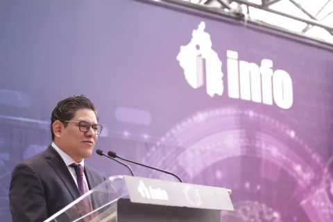 Presentación de obra con propuestas como un decálogo para enfrentar crisis en redes sociales, dirigida a personas funcionarias públicas.