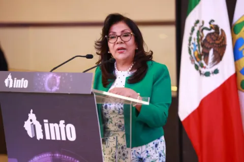Entrega de reconocimientos del INFO CDMX a sujetos obligados por cumplimiento en verificaciones.