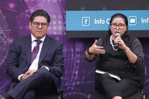 Presentación de obra con propuestas como un decálogo para enfrentar crisis en redes sociales, dirigida a personas funcionarias públicas.