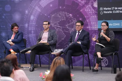 Presentación de obra con propuestas como un decálogo para enfrentar crisis en redes sociales, dirigida a personas funcionarias públicas.