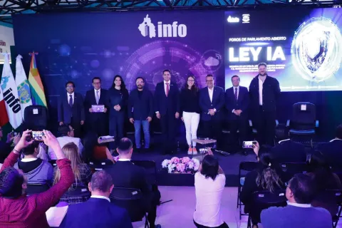 Primer foro de Parlamento Abierto sobre inteligencia artificial realizado en INFO CDMX, con participación de especialistas, estudiantes y autoridades.