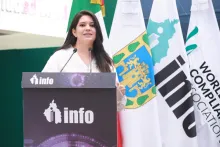 Fotografía de la comisionada Laura Lizette Enríquez Rodríguez durante la sexta sesión ordinaría del Pleno
