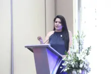 Fotografía de la comisionada Laura Lizette Enríquez Rodríguez durante el evento Firma de Convenio SIVER