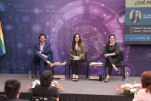 Presentación de obra con propuestas como un decálogo para enfrentar crisis en redes sociales, dirigida a personas funcionarias públicas.